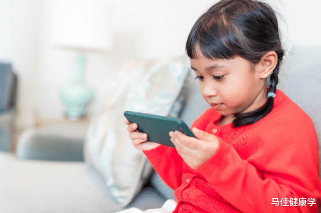 马佳健康学|8岁男童连续2年睡前喝牛奶,身高却仅115cm,医生:无知害了娃