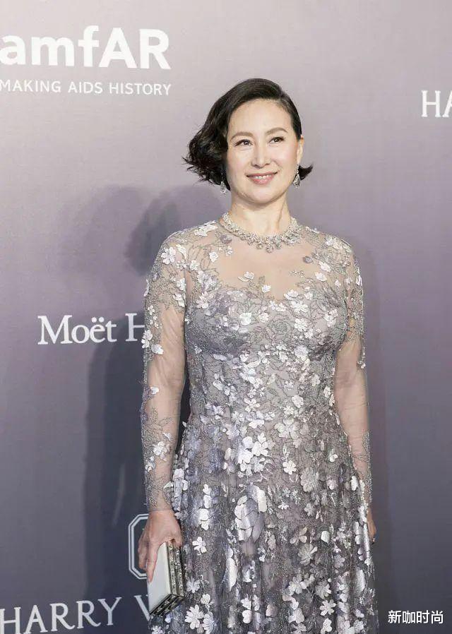 运动|何超琼不愧是赌王女儿，短发配亮片长裙，气场秒杀同框的成龙