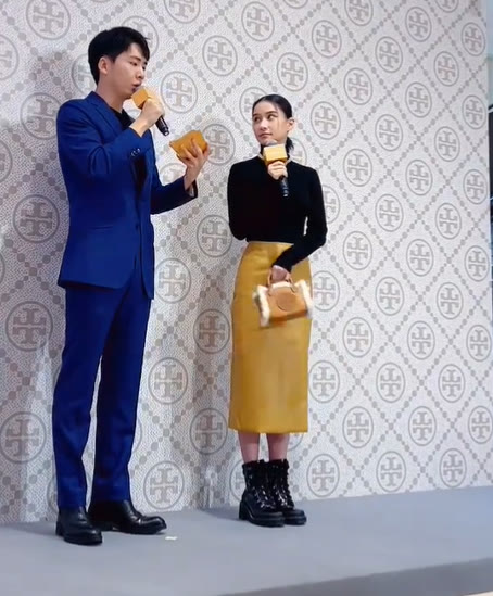 何超莲|何超莲近照曝光，穿紧身裙身材火辣，生图头比主持人的头小两圈？