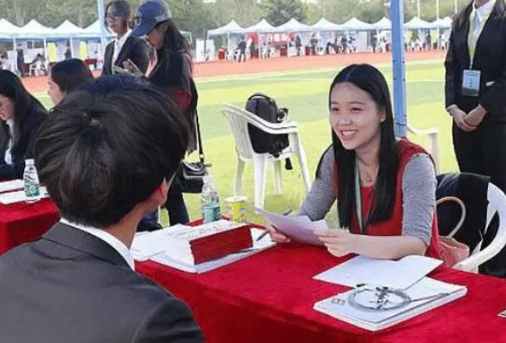 大学生|大学生“奇葩简历”火了，面试官：你咋不去说相声？还意外被录取