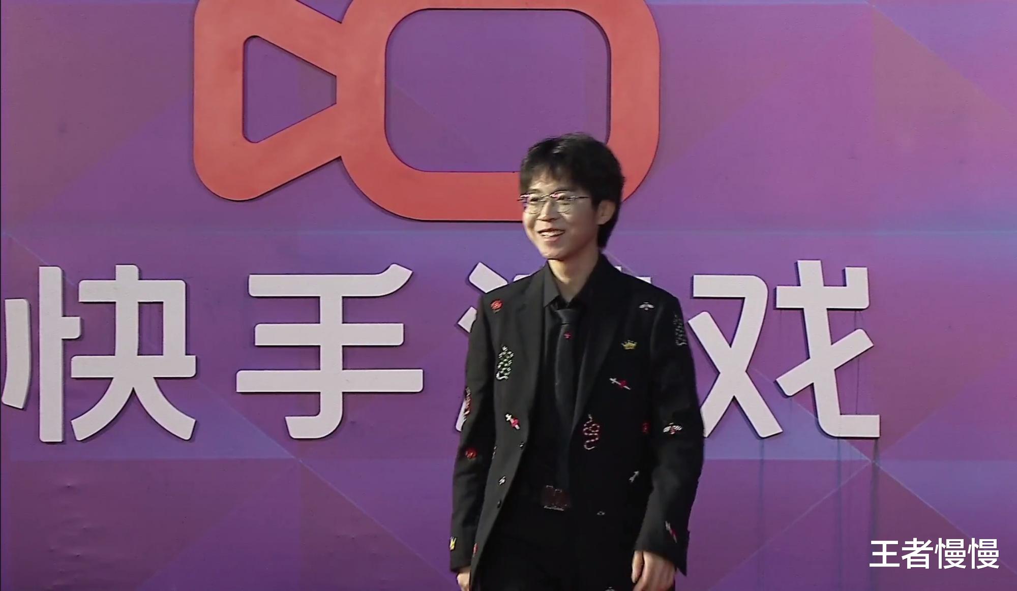 王者荣耀|主播卷卷身着白裙走红毯,五官清纯堪比“明星”,比辣辣还好看