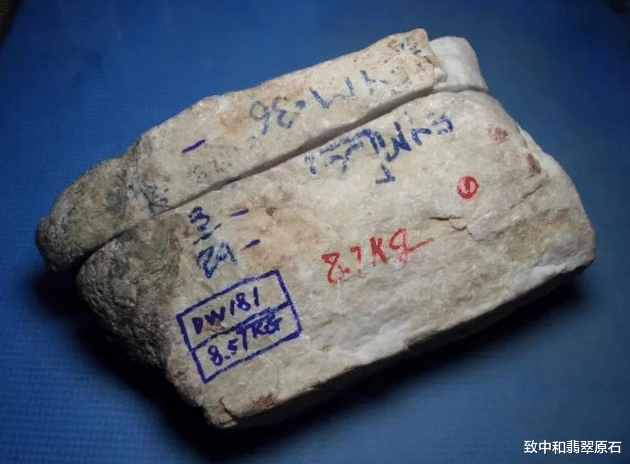 翡翠|少女稀里糊涂花2万买下一块吐司形状的原石，七刀下去竟出了一筐手镯