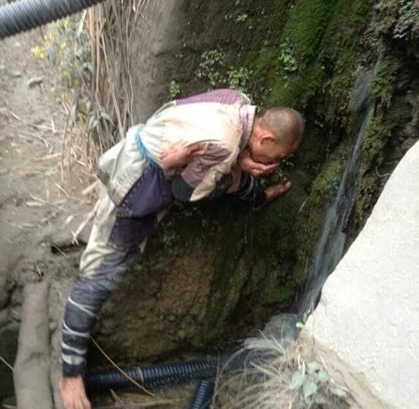 阿育王寺 苦行僧三步一跪，20个月“跪行”万里，手脚长满茧，只为为国祈福