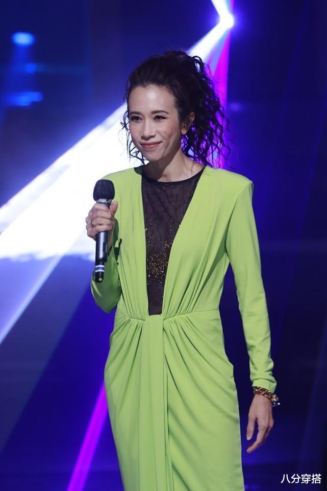 八分穿搭|莫文蔚身材比例太完美，荧光绿拼接连衣裙高挑时髦，气场不输超模