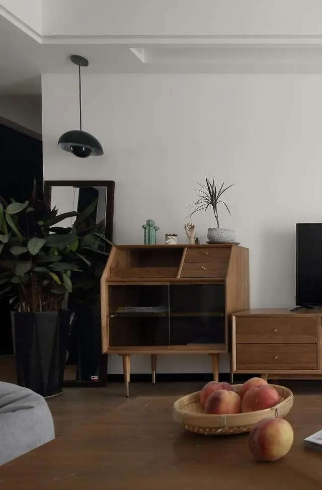 70㎡轻奢北欧2室2厅，舒适与优雅兼备，灰白基调+墨绿色软装！