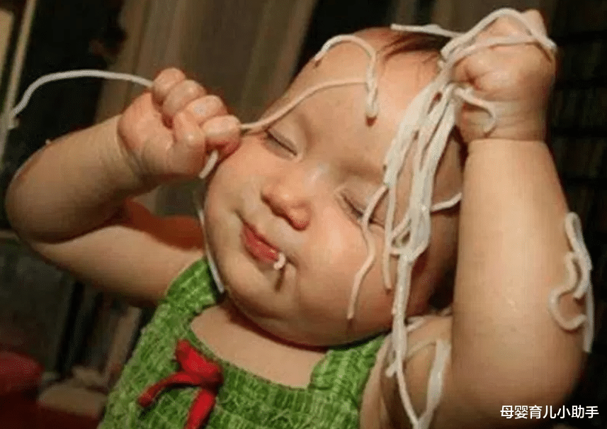 母婴育儿小助手|姐姐带着弟弟做足浴，用了将近一罐奶粉，网友：泡的都是人民币