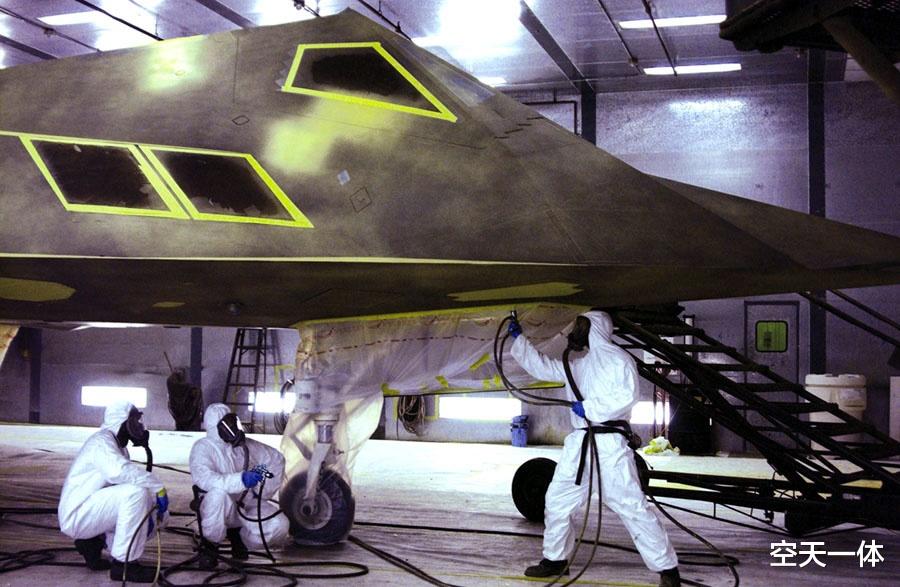 F-35|B2轰炸机涂层是通电的？隐身不是简单的事，F117、F22、F35都不同