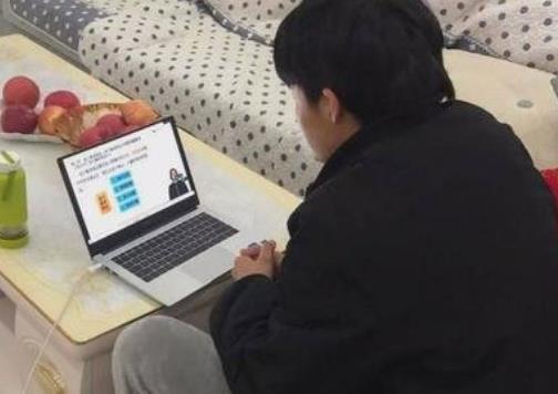 吴洪娜聊说育儿|穿西服参加研究生复试,结果没通过,这3种穿搭不招老师喜欢