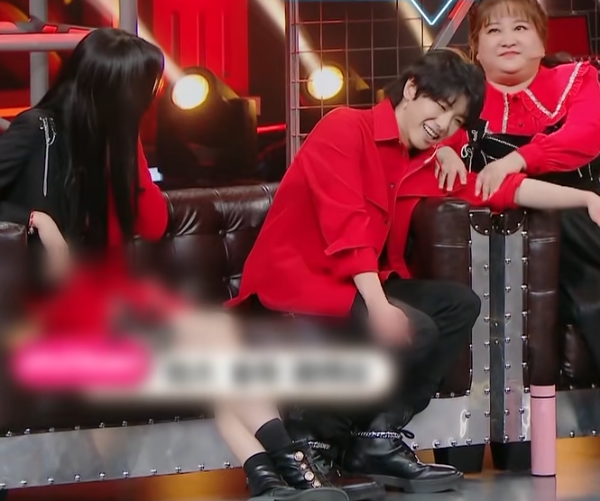 关晓彤|关晓彤遇上生理期，沙发垫子被弄脏，她的处理方式让全网都竖大拇指