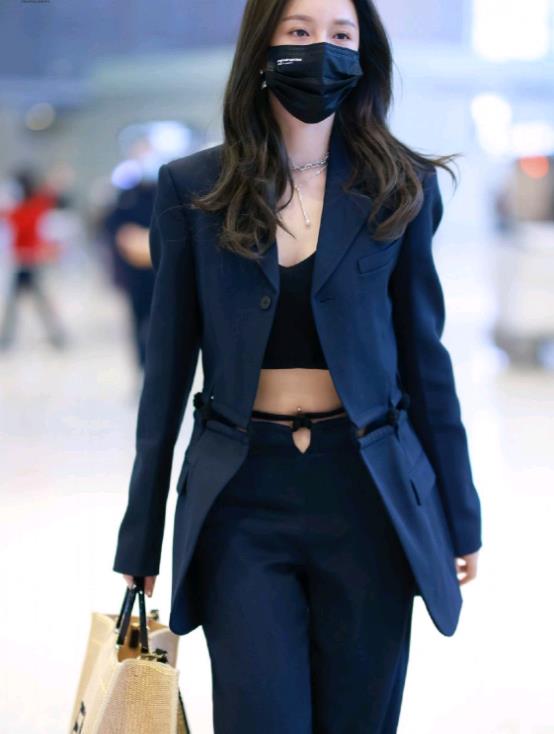 关晓彤|衣服又越穿越少了！关晓彤沈梦辰撞衫同款西装外套，关内搭更大胆