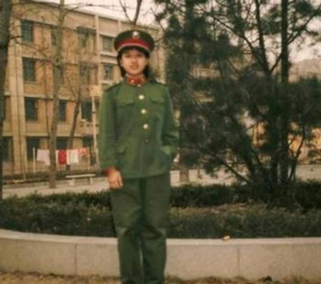 韩红|韩红自称年轻时是校花，本以为是开玩笑，看到18岁军装照，我信了