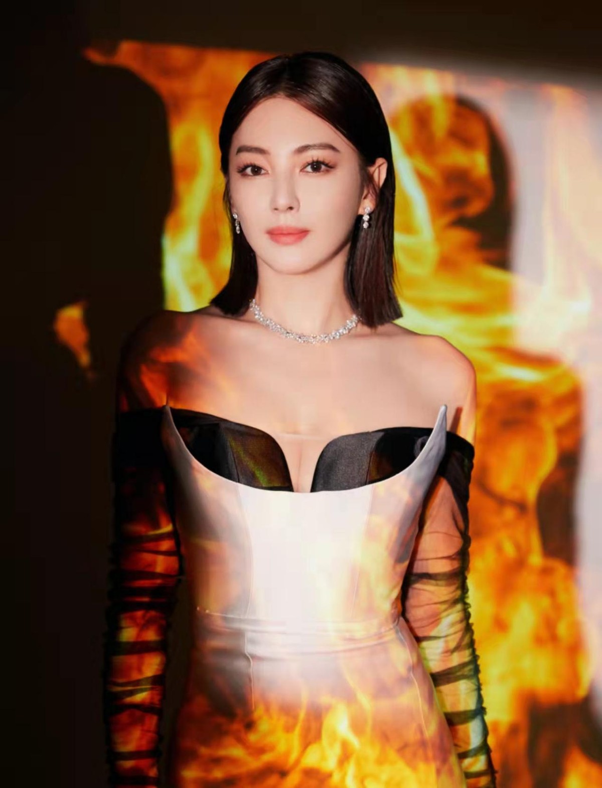 张雨绮|张雨绮红毯罕见翻车！穿修身高开叉礼服暴露水桶腰，脸僵到笑不出