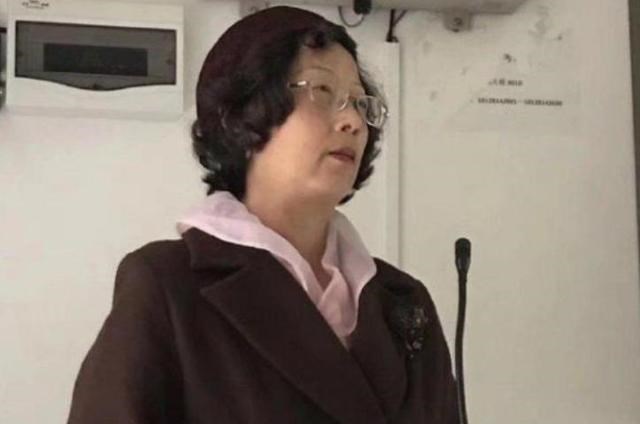 雪落无尘谈|大学老师因衣品走红，学生表示十分欣赏，原来优雅是不分年龄的