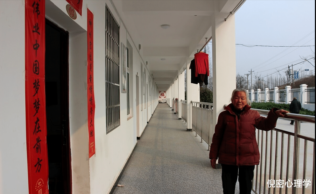 倪密心理学 80岁大妈的明智养老：不雇保姆不去养老院，而是花钱请儿媳养老