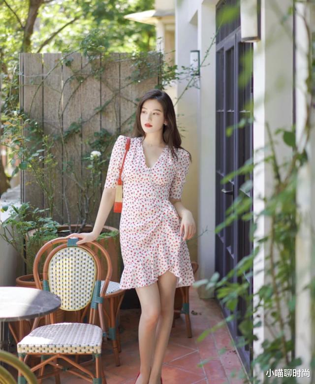 小喵聊时尚|夏天怎么能少得了一条碎花裙，送你4个高级“穿搭思路”，真洋气