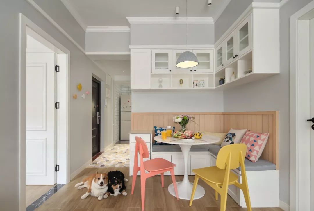 户型面积小,餐厅打个卡座做收纳,上有吊柜下有卡座,1㎡都是宝