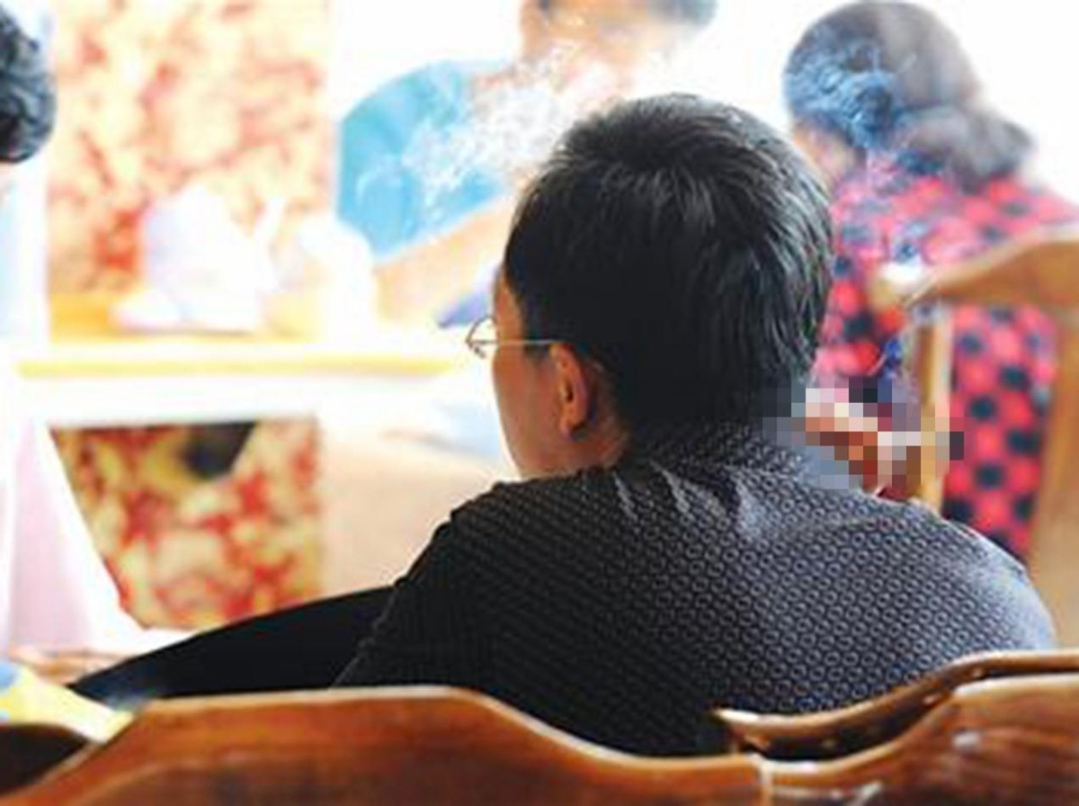 神鸟知讯资讯站 不抽烟不是男人！女子火锅店劝阻邻座抽烟，被泼不明液体