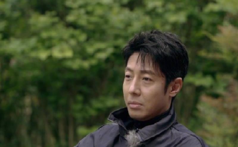 百艾堂|撒贝宁一家四口游玩，被人拍下晒出，那场面温馨且唯美