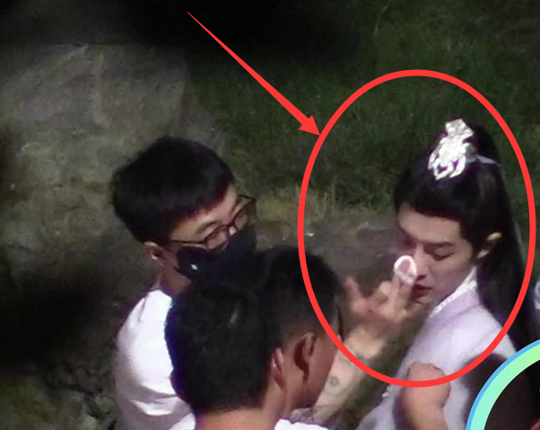 肖战|《玉骨遥》又曝新路透，肖战乖巧站定补妆，助理操作叫人“窒息”