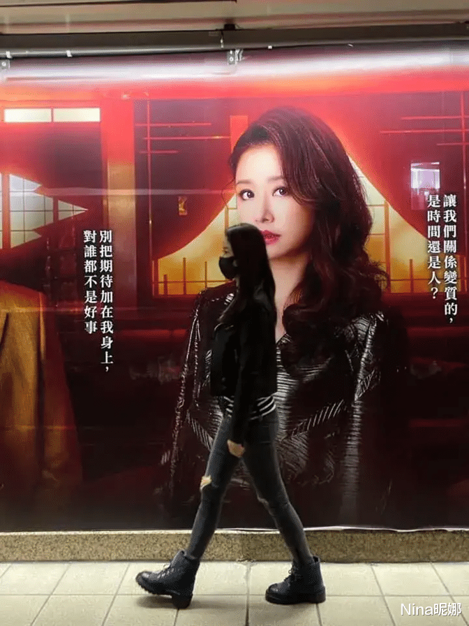 皮衣|林心如深夜轧马路，穿皮衣配破洞裤，大马路上见自己海报俏皮合拍