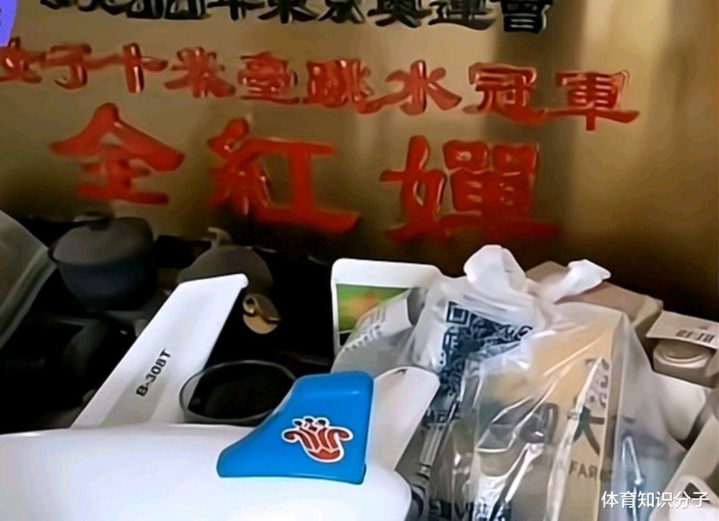 全红婵|全红婵家摆设朴素!墙上就贴了3张冠军图,红姐的奖牌被丢在角落