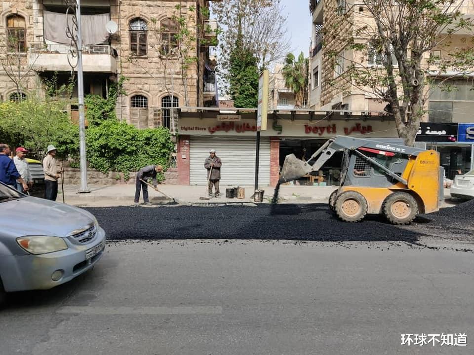 敘利亞重建：大城市阿勒頗工程機械鋪瀝青修路，碎片清理任務繁重-圖2