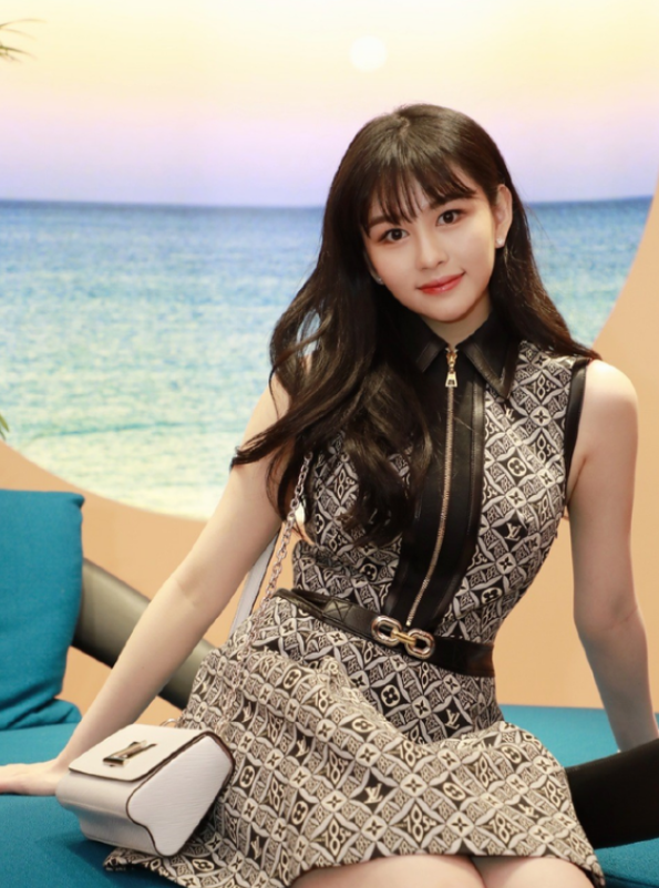 邱淑贞|邱淑贞女儿真“长大”了，穿A字裙女人味十足，甜美与性感她都有