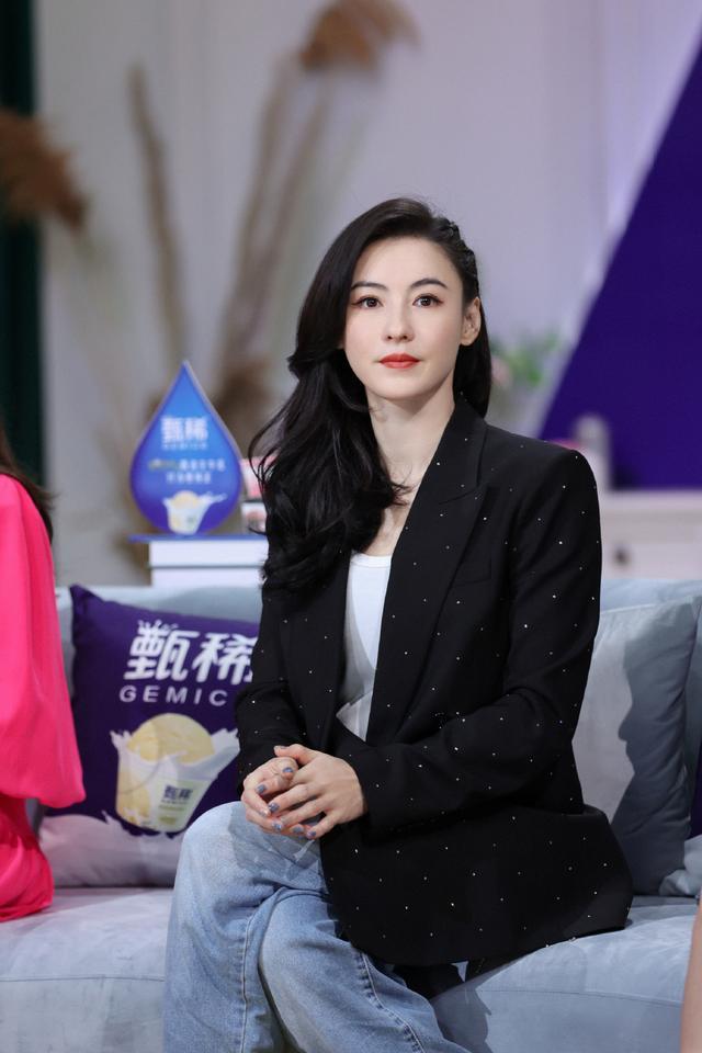 旗袍公馆|张柏芝努力拼事业，穿一身黑西装知性干练，当妈的女人不容易