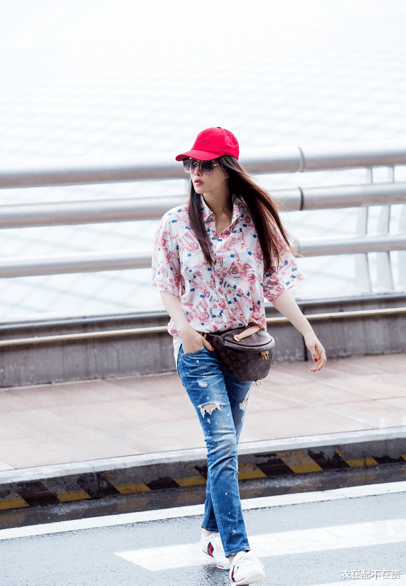 伊能静|伊能静亮相机场,大牌配饰比服装更惹眼,网友:一身造型好显年轻