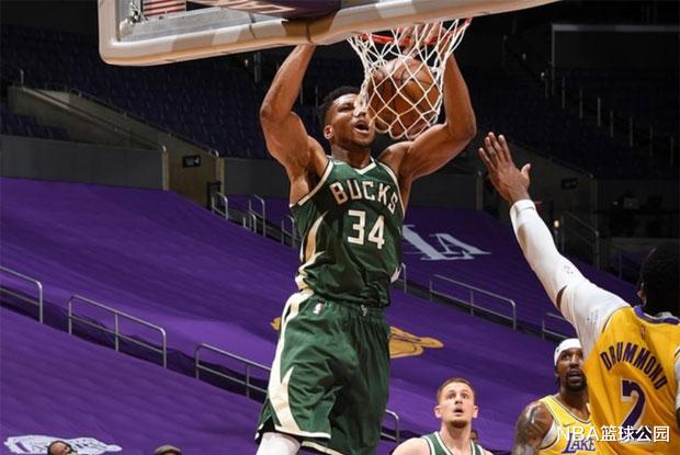 湖人队|4分2板！湖人又一失败引援，全明星中锋伤退，攻不进防不住还不如小加