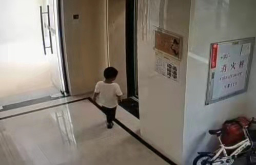 热点微评社 可怜!2岁男童“被家长忽视”坠亡,家属:栏杆设计有缺陷!