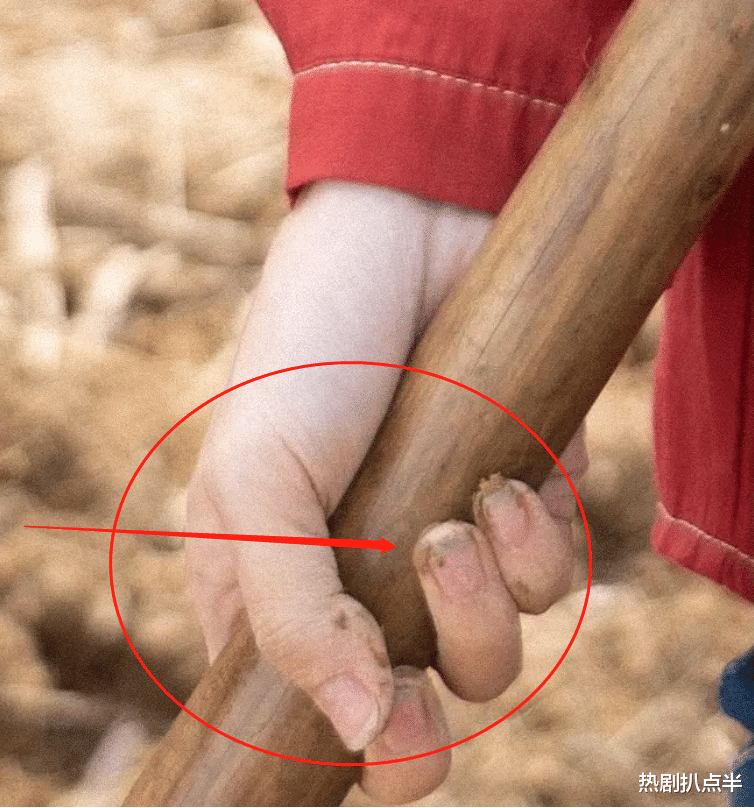 赵丽颖|赵丽颖演技又被吐槽？演农民刨地有气无力，其实细节都在她的手上