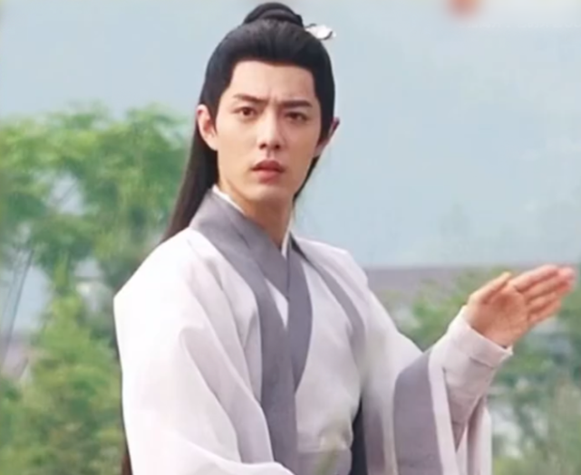 肖战|肖战《玉骨遥》曝高清路透，一秒入戏不NG，熟练撩发却显憨憨本质