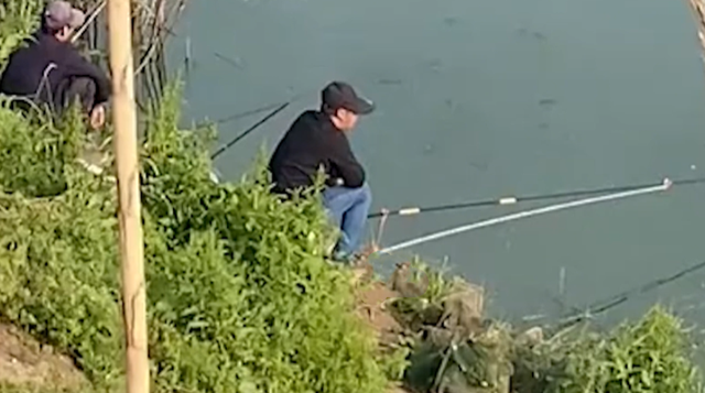 |江苏男子穿防晒服钓鱼，3小时一无所获，老婆破案令人笑喷