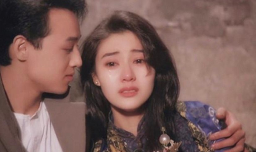 李嘉欣|李嘉欣晒亲姐生日聚会照片， 李嘉明抱鲜花坐C位，长相普通却嫁入豪门