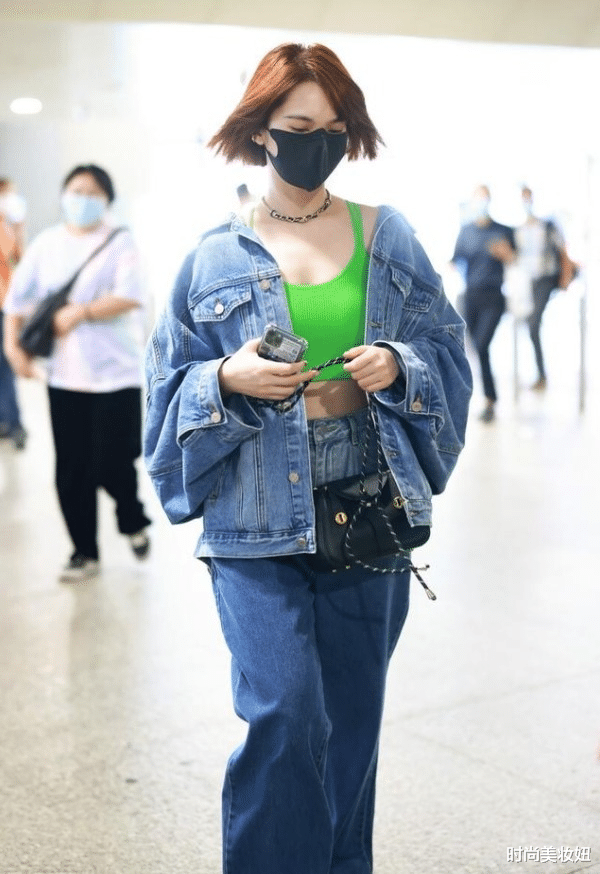 时尚美妆妞|杨丞琳结婚后真敢穿,牛仔外套配露腰背心,这身材阿姨辈里少见