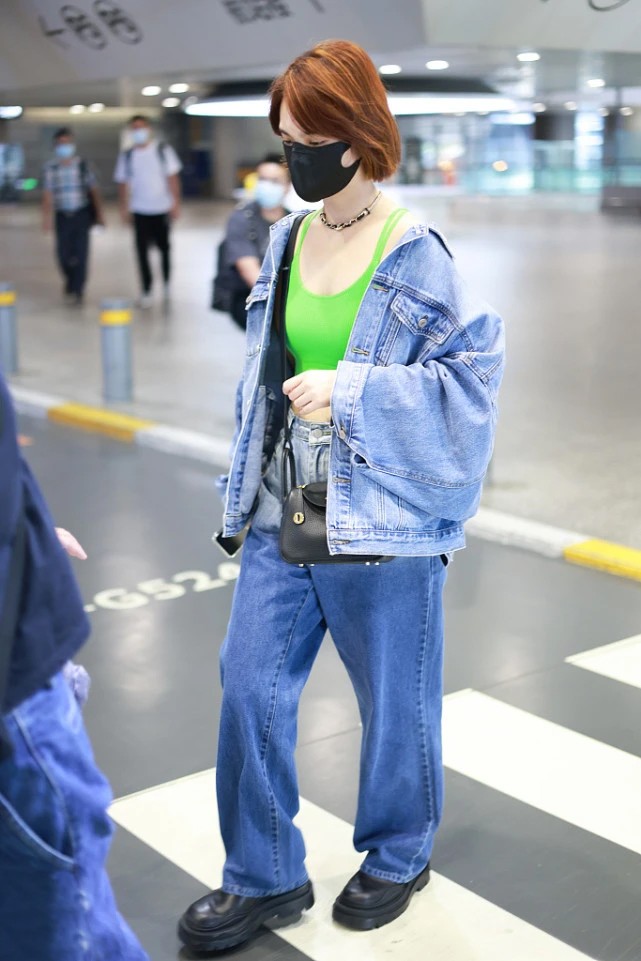 大表姐的时尚圈|杨丞琳穿得够有新意，直接用内衣搭牛仔外套，造型时髦回头率高