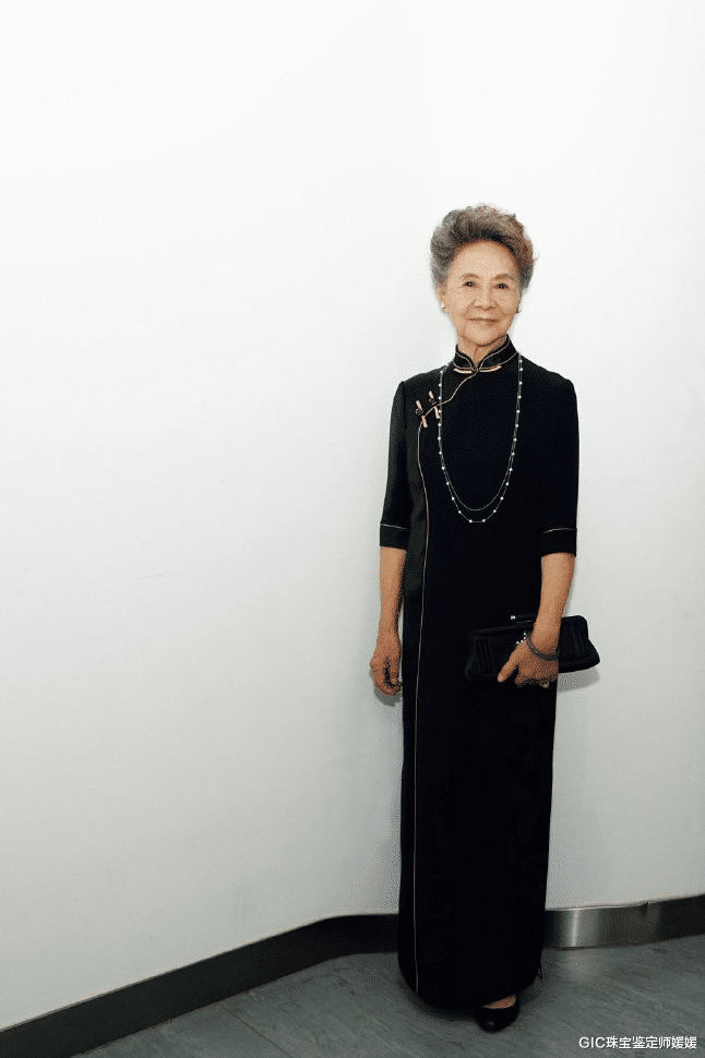 GIC珠宝鉴定师媛媛|刘诗诗“奶奶”，83岁的年龄最爱佩戴翡翠首饰，美人会老优雅不会