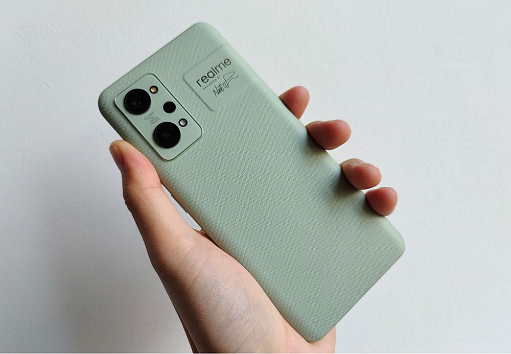 小米科技|小米12Pro与真我GT2 Pro旗舰对决：3处硬件配置告诉你差距在哪？