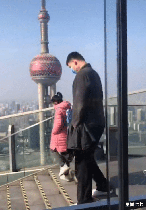 姚明|姚明一家三口外出,10岁女儿鞋似40码儿童背包好迷你,仪态超像爸