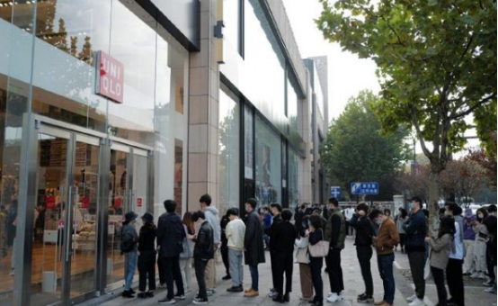 日本徹底沒瞭中國遊客，商店依舊混亂擁擠，日本人：那是中國門店-圖5