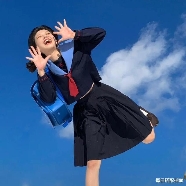 每日搭配指南|满大街都是“挤奶裙”？“JK裙”才是真洋气，又纯又欲太撩人