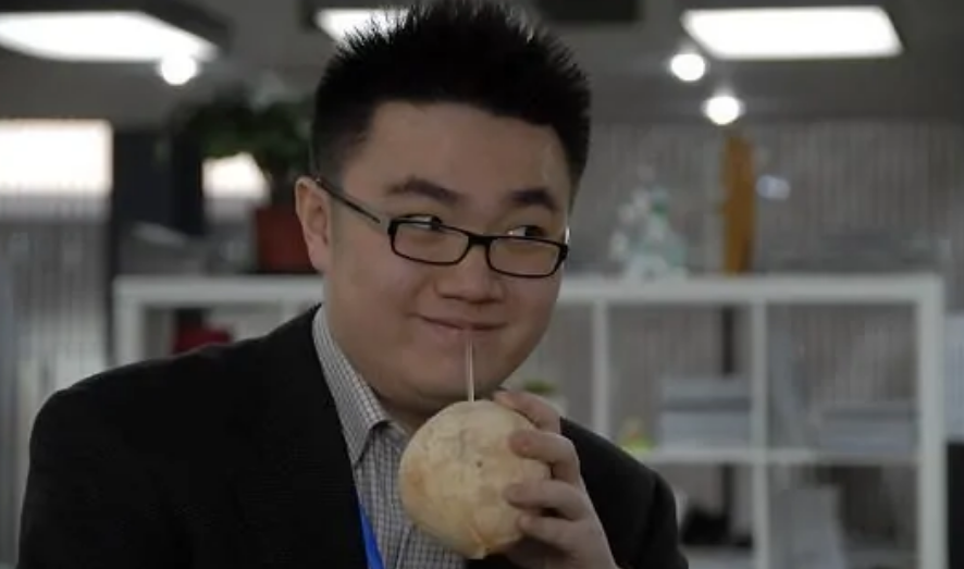 宋丹丹|宋丹丹儿子夫妇坐高铁！吃橘子将果汁擦身上，老婆挺孕肚四肢纤细