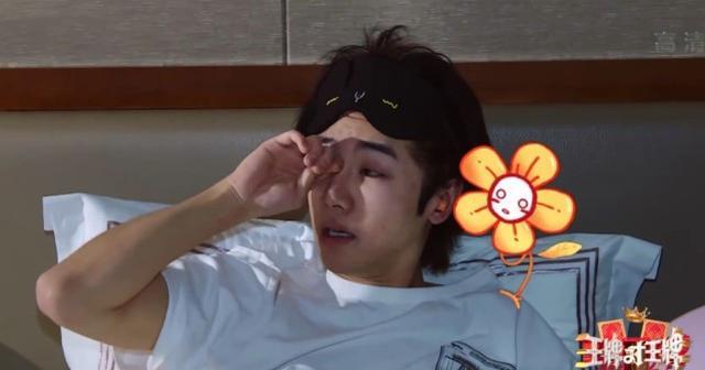 贾玲|贾玲闯入房间,华晨宇来不及收拾,床头“物品”让导演不敢拉近景