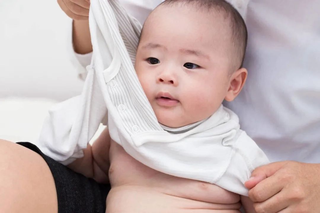 饭饭妈妈育儿|给孩子穿衣多了少了都不好，家长掌握穿衣公式，宝宝舒服过每一天