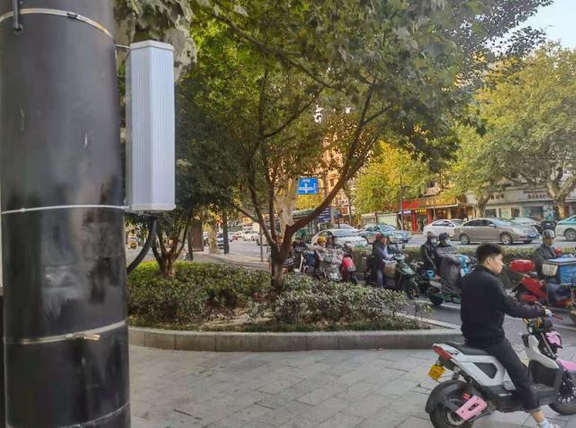 ?杭州市中心路口,天上突然传来一阵声音