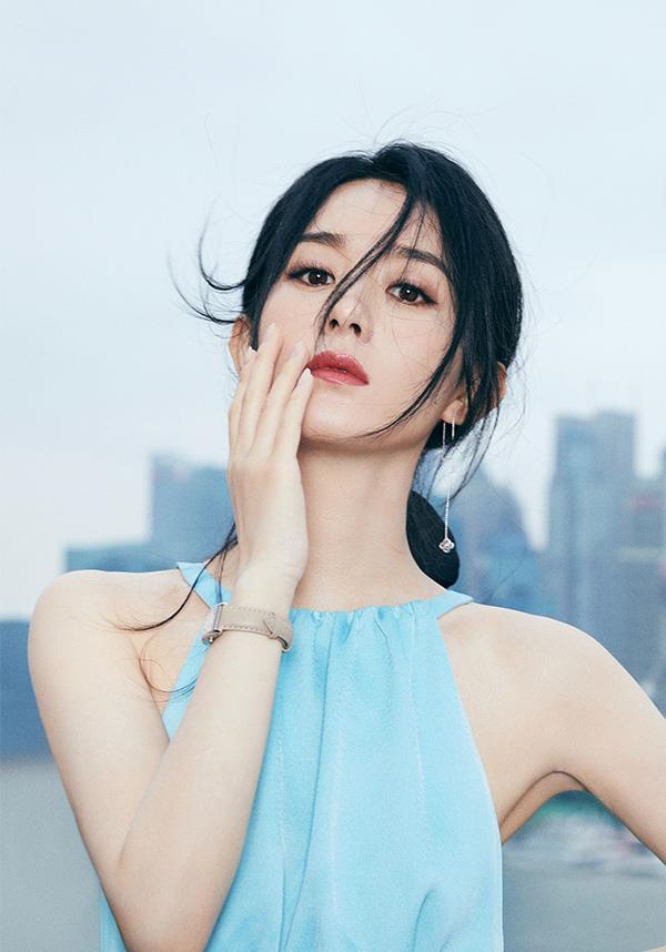 迪丽热巴|赵丽颖、关晓彤、刘亦菲、迪丽热巴这四位美女你喜欢哪一位