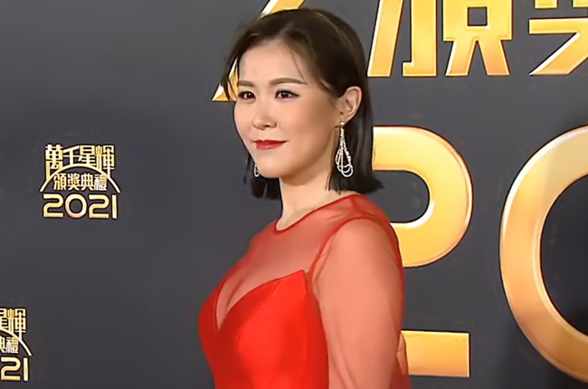 TVB|TVB颁奖礼红毯女星比美：陈自瑶略保守，姚子羚显老，钟嘉欣赢了