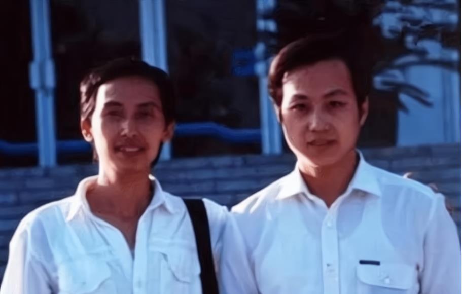 罗京|罗京：48岁去世，葬礼现场李瑞英表情痛苦，妻子改嫁儿子留学美国