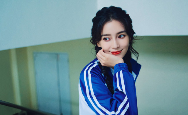 当红女星|baby蓝白校服造型曝光!扎辫子美回颜值巅峰,怼脸拍照样绝美容颜